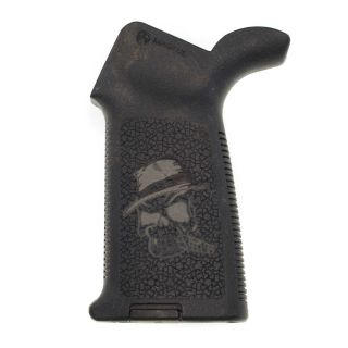 AR-15/M4 Magpul MOE Grip - The Mechanic - Black with FDE Engraving